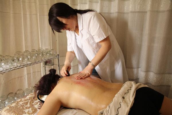 怎么通过刮痧来瘦自己的小腿 小腿刮痧能瘦腿吗