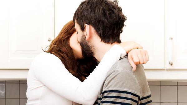 夫妻之间怎样睡能增进感情