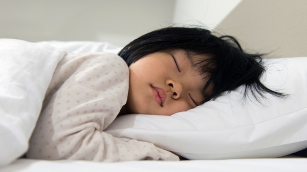 孩子睡觉“满床滚”，其实是向你传递4个信息，千万别嫌烦