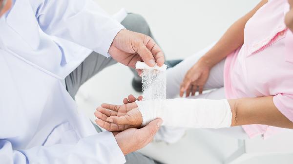趾骨骨裂20天拆石膏附近有个疙瘩按压不疼是怎么回事