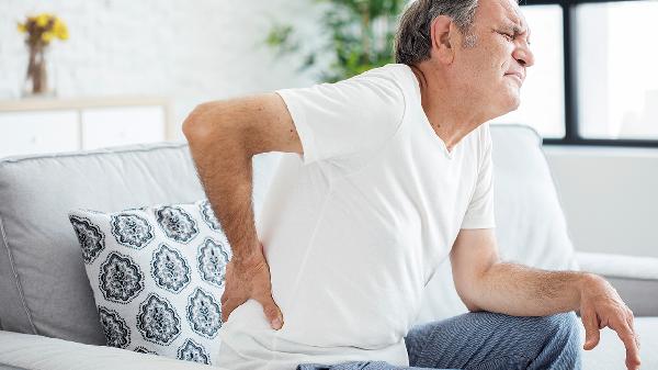 腰间盘突出，睡觉时要注意这3个事项，或能改善不适