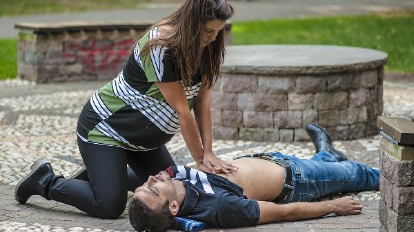 老人昏迷不醒只有呼吸如何急救