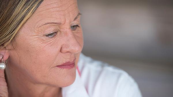 绝经两年突然一擦有一点血怎么回事，怎么办