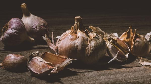 大蒜能抗癌？研究：有点用，但仅靠它防癌不实际，4类人不宜食用