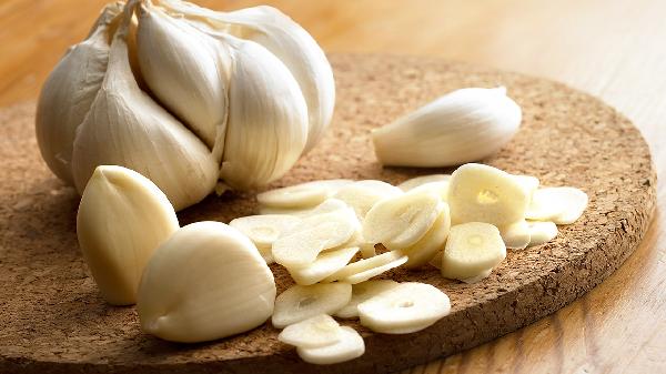 大蒜能抗癌？研究：有点用，但仅靠它防癌不实际，4类人不宜食用