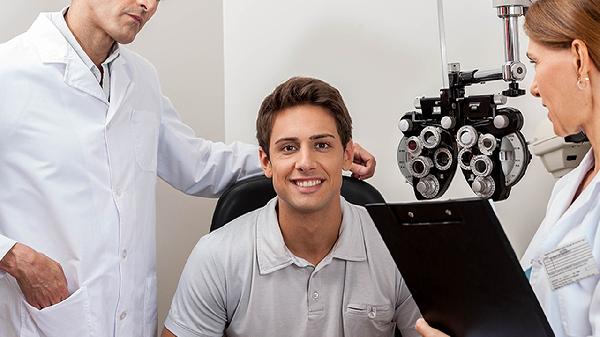 往远处看眼睛模糊怎么回事