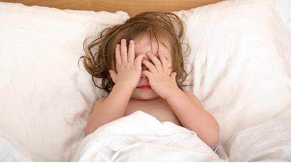 平躺胸口中间疼侧躺不疼是怎么回事