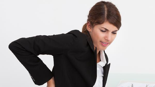背部正中心脊椎骨疼是怎么回事