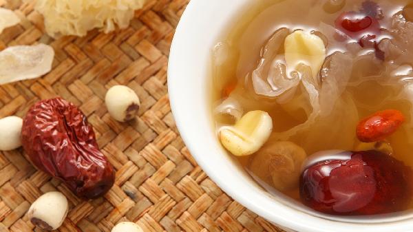 如何用电饭煲做银耳莲子羹