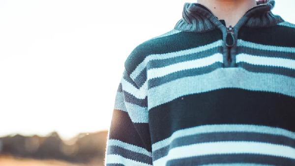 白色衣服上的油渍怎么去除