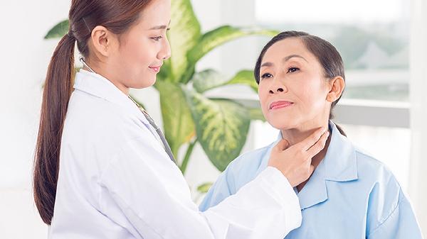 女人长喉结明显正常吗