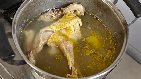 鸡汤属于油腻食物吗