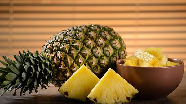 菠萝中间颜色深还能吃吗