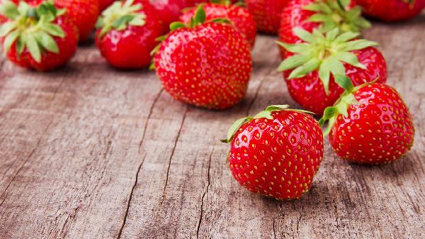 怎么选草莓有没有催熟