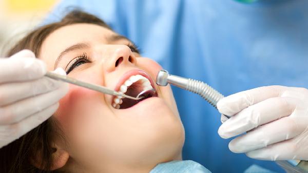 拔完牙2小时可以吃饭吗