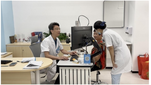张晓山院长开展高难度白内障二次晶体置换手术:66 岁患者辗转求医终遇良医
