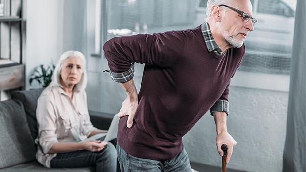 70岁老人扭伤了腰怎么办