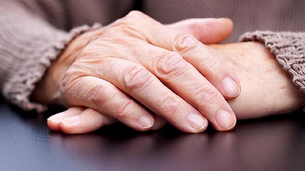老年人手指关节肿痛是什么原因