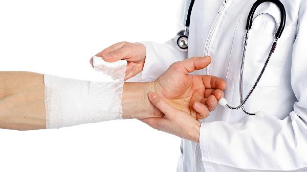 抬手臂腋窝是鼓起怎么回事