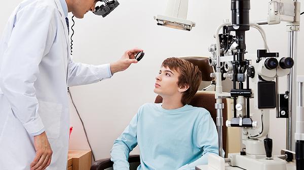 小孩眼睛红有眼屎怎么回事