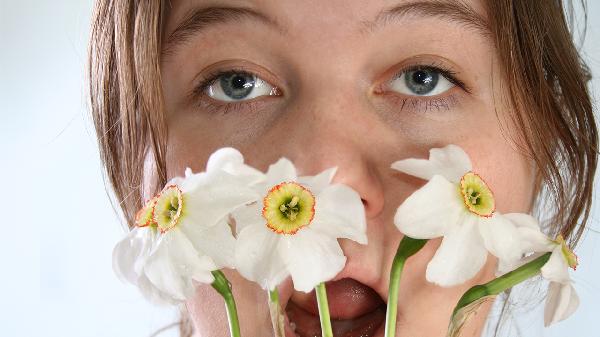 白眼球上有黄斑是怎么回事