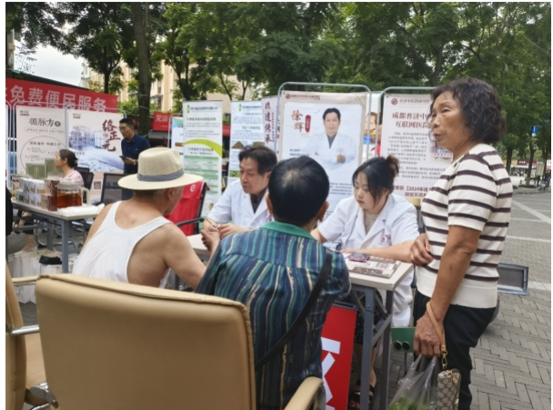 党旗映初心 仁心践使命——成都普济中医药研究院赴青羊区清波社区开展庆建党104周年爱心义诊！