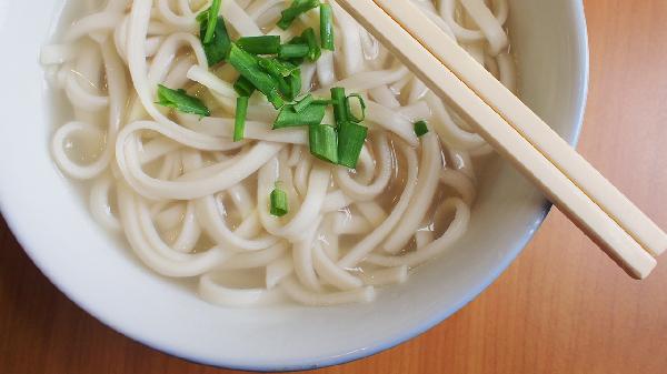 胃病患者,能吃面条吗?医生:若不想病情恶化,这 4 类食物要少吃