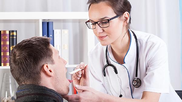 53岁男子查出咽喉癌,后悔大哭:原来饮水早已提醒,自己却没在意