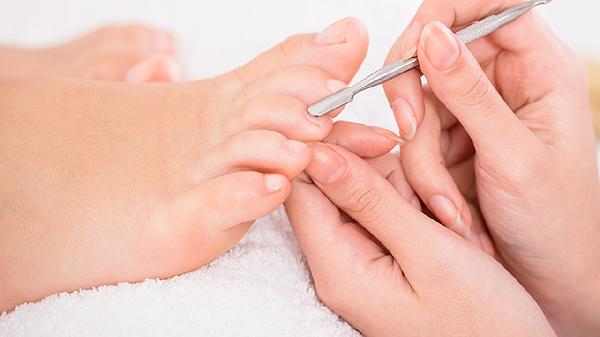 婴儿喝奶时手脚挣扎怎么回事