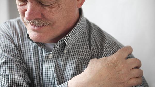 肩胛骨下方疼痛是什么原因造成的