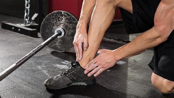 为什么腿越来越没劲？你以为是老了，提醒：或是3种疾病的前兆