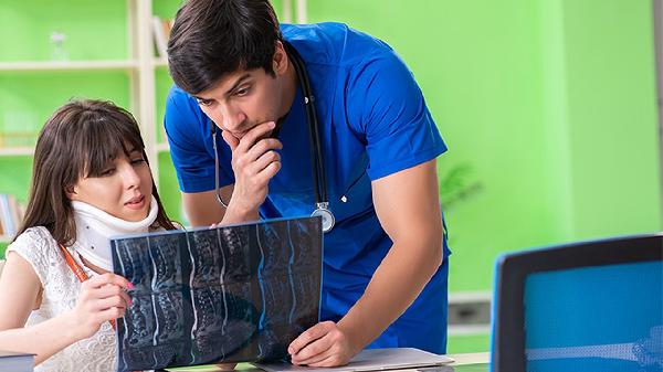 颈间盘突出怎么治疗 这四个疗法可治颈间盘突出