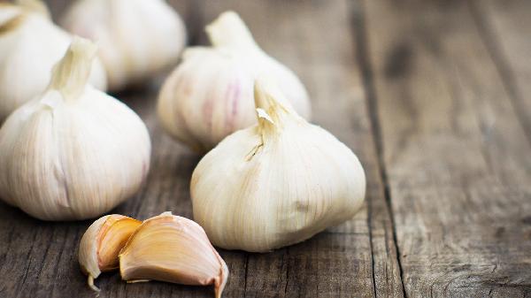 吃了太多大蒜觉得很刺激怎么办