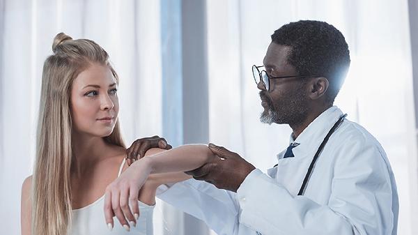 背后两侧肩胛骨酸痛怎么回事