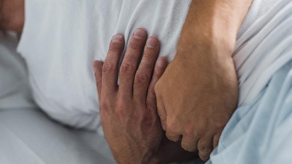 女左边肋骨下疼是怎么回事