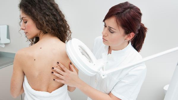 脸部皮肤出油怎么办 四步把油吸出来