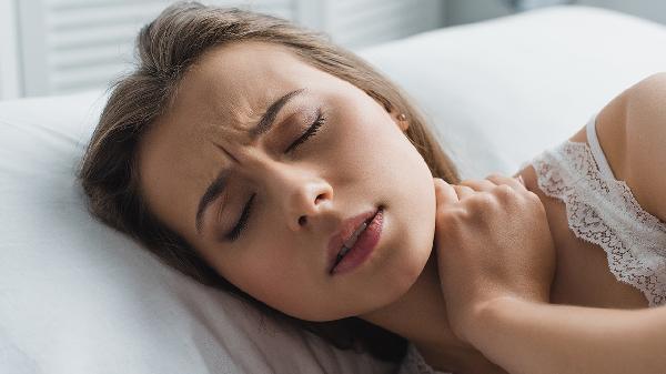 落枕后的正确睡姿是什么 落枕后的注意事项有哪些