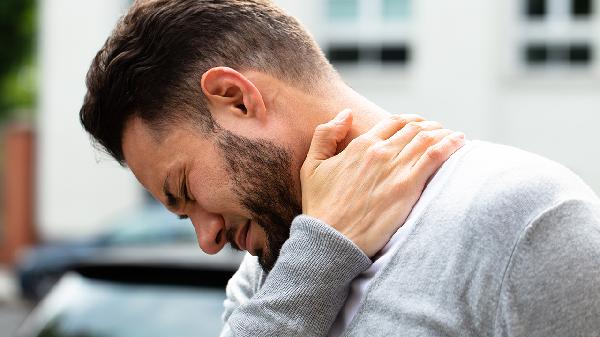 落枕后的正确睡姿是什么 落枕后的注意事项有哪些