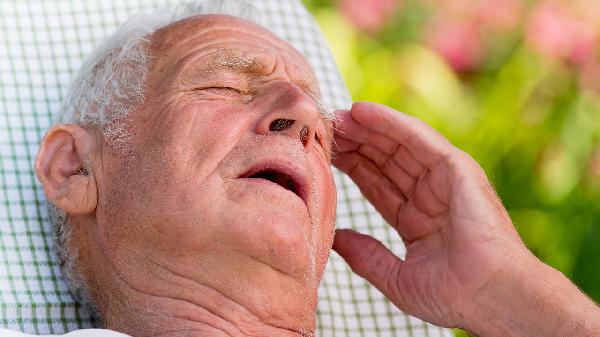 80岁老人疝气不做手术可以治好吗