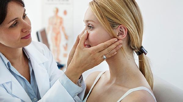 白眼球发黄有红血丝怎么回事