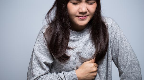左边肋骨比右边高是什么原因