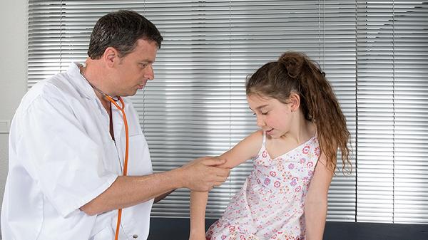 刚出生小孩可以戴银饰吗 刚出生孩子为什么不能戴银饰