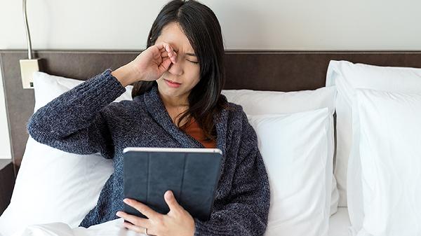 眼睛里有白色的黏丝怎么回事，怎么办