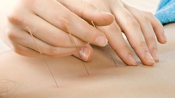 手背上长了个包是什么原因