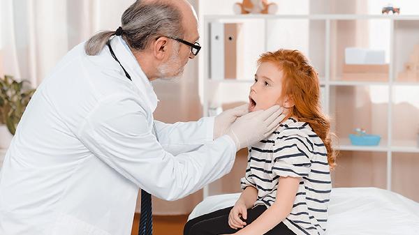 小孩大腿根部内侧痒痒越抓越痒变黑了