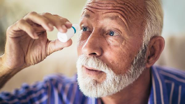 中老年眼睛干涩视力模糊怎么解决