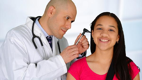 耳骨打了一年了压着睡还会痛