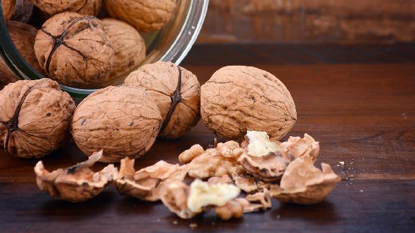 核桃是肝病的“发物”吗?劝告:若想肝功正常,少吃5种食物