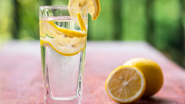 喝水习惯藏着长寿密码?医生建议:每天这样喝水,或助你更健康