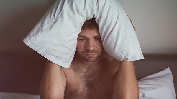 老年人经常失眠会影响心脏？医生：这4种不良睡眠习惯要避免！